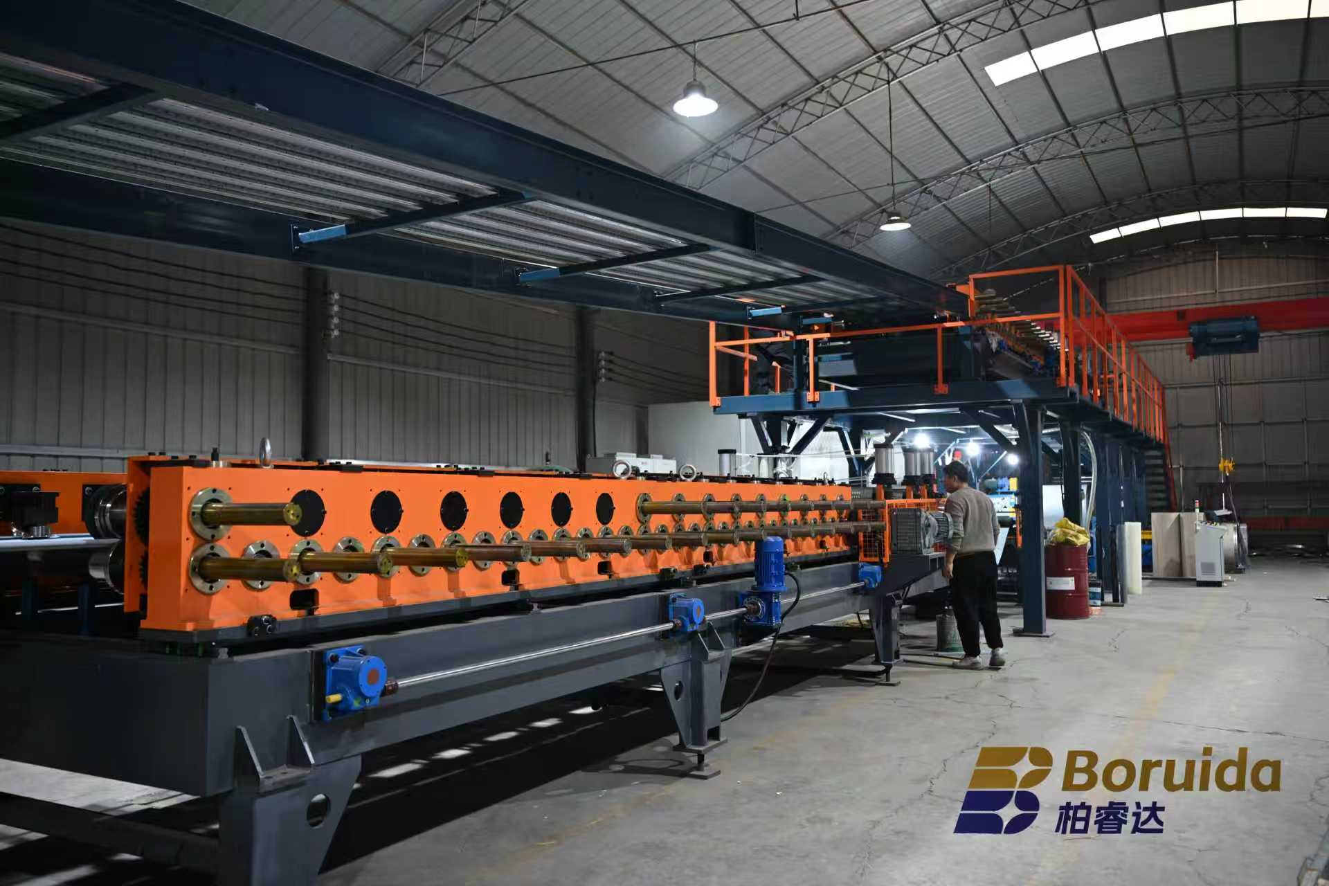 告别单一化生产！下一代聚氨酯板材智能生产线：柔性制造如何实现“一键切换”墙面板、冷库板、**板？